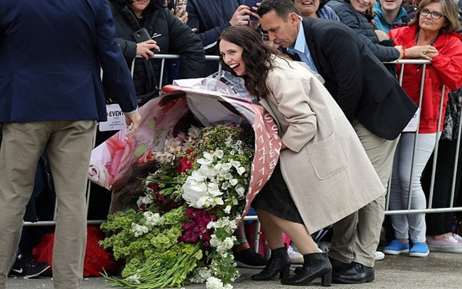 Công nương Meghan được fan tặng bó hoa khổng lồ, hai người ôm không xuể Ảnh 2