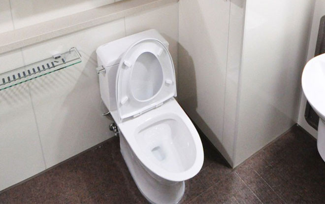 Nữ sinh đẻ con trong toilet sân bay rồi nhẫn tâm vứt bỏ Ảnh 2