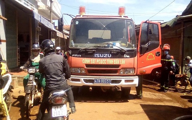 Cháy lớn 3 căn nhà liền kề ở Đắk Lắk, hàng trăm chiến sĩ cảnh sát đến hiện trường dập lửa Ảnh 2