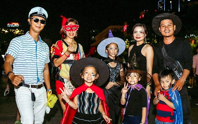 'Ma quỷ nhí' tràn ngập phố đi bộ Nguyễn Huệ trong đêm Halloween khiến nhiều người thích thú Ảnh 2
