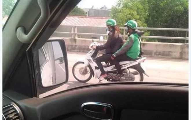 Khi bạn muộn bài kiểm tra nhưng xe ôm lại không biết đường, phải làm sao cho ngầu - Trèo lên xe lái luôn! Ảnh 2