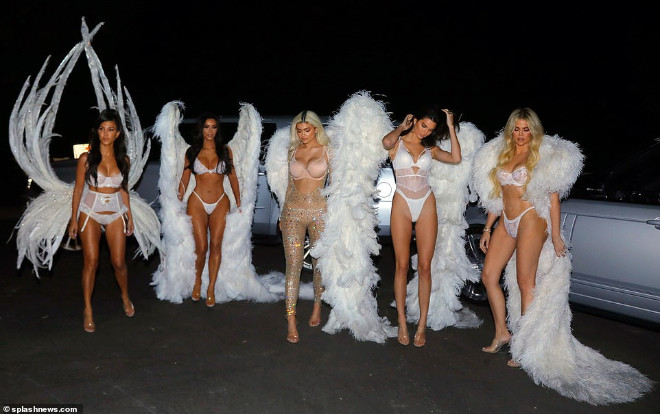 Chị em nhà Kardashian biến hóa thành thiên thần Victoria's Secret nóng bỏng không thể rời mắt Ảnh 2