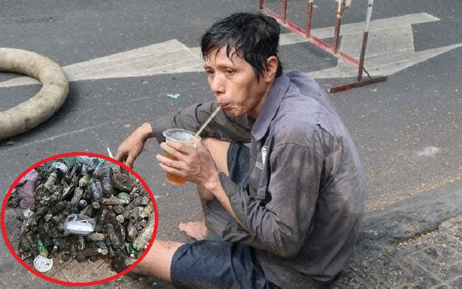 Nghẹn lòng với hình ảnh người công nhân nạo vét cống uống vội ly nước sau nhiều giờ dầm mình dưới dòng nước hôi thối dọn vệ sinh Ảnh 2