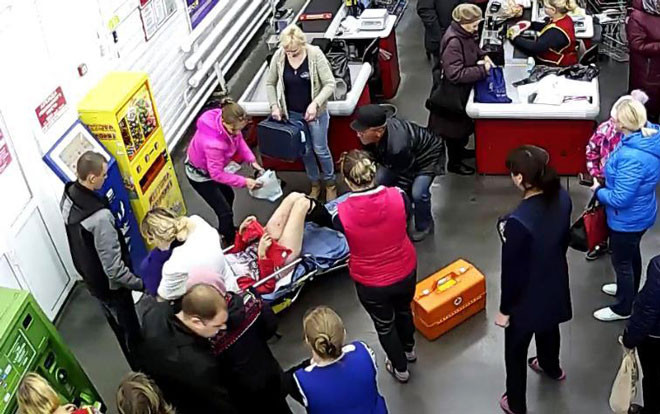 Đang đi siêu thị, người phụ nữ chuyển dạ và sinh con trong 11 phút Ảnh 2