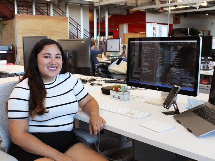 Quispe trong khi đó thường đến chỗ làm vào 10 giờ sáng, cập nhật tin tức từ các thực tập sinh khác và bắt đầu làm việc. Ảnh: Business Insider