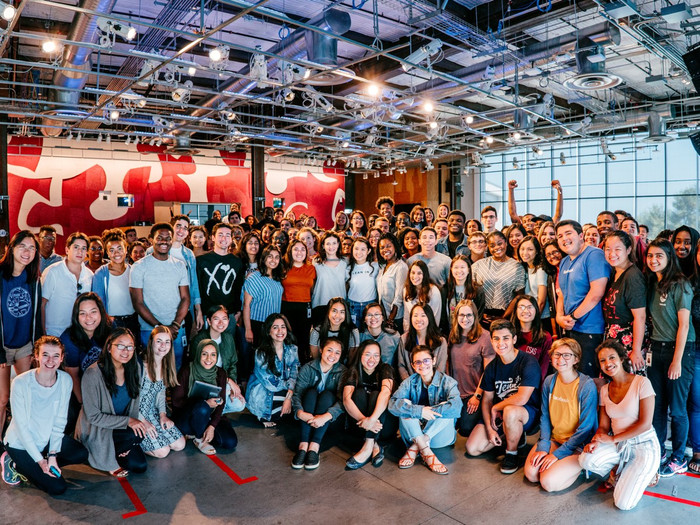 Vào khoảng 11 giờ, tại chương trình FBU, nhiều sự kiện đặc biệt trong đó có cả các chương trình hỏi đáp với các nhân sự cấp cao của Facebook được tổ chức. Sau đó, thực tập sinh nghỉ ăn trưa. Ảnh: Business Insider