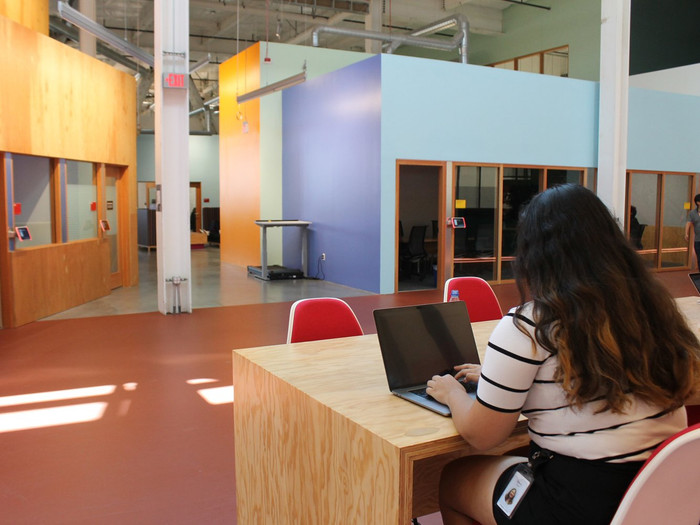 Quispe và các thực tập sinh tại FBU khác nhận được khoá học ba tuần về phát triển trên nền tảng Android và sau đó chuyển sang thiết kế một ứng dụng theo nhóm với sự trợ giúp của quản lý là nhân viên chính thức của Facebook. Ảnh: Business Insider