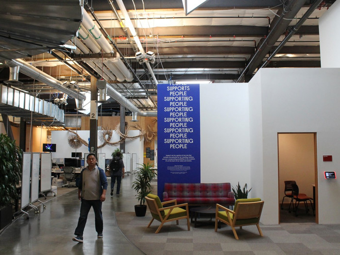 Công việc của Hussain không khác gì những gì một nhân viên chính thức của Facebook phải làm, trong khi đó các thực tập sinh theo chương trình FBU thì không phát triển trên các nền tảng chính của Facebook. Họ tập trung vào học hỏi các kĩ năng và trải nghiệm môi trường. Ảnh: Business Insider