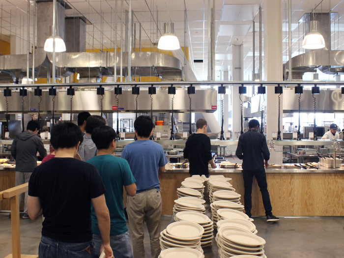 Cảnh ăn trưa tại Facebook. Tại đây có đa dạng các nhà hàng và món ăn. Ảnh: Business Insider