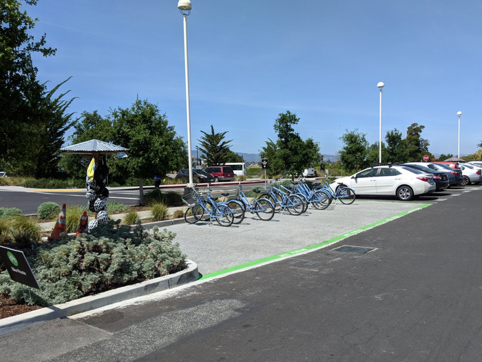 Hussain ăn trưa cùng với một số người bạn thực tập cùng và họ thường xuyên di chuyển bằng xe đạp đến những cửa hàng khác nhau trong khuôn viên. “Nhân viên chính thức thường chọn địa điểm gần nhất - đối với tôi thì mọi thứ đều tươi sáng và lung linh.” Ảnh: Business Insider