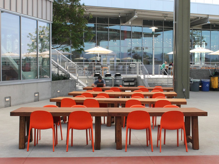 Tại sao Facebook lại tuyển thực tập sinh? “Có ba mục đích cho điều này,” Hyla Wallis, quản lý chương trình và vận hành tuyển dụng đại học tại Facebook cho biết. Đầu tiên: “Nó là một cơ hội để có được kinh nghiệm trong ngành và phát triển các kĩ năng cần thiết để thành công trong dài hạn.” Ảnh: Business Insider