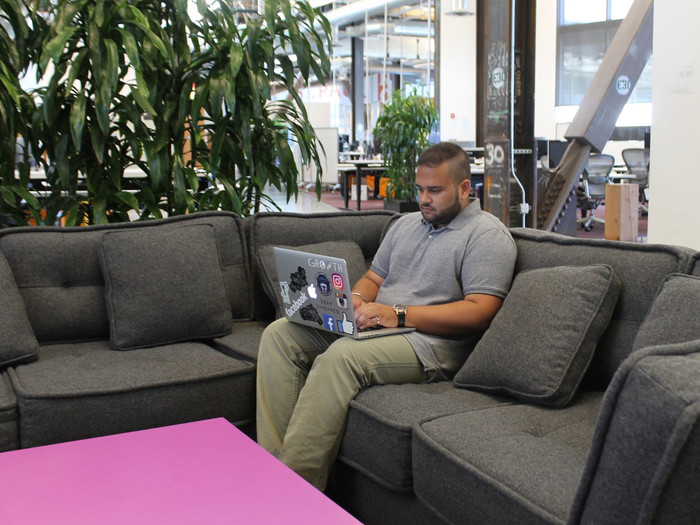 Sau khi ăn trưa, các thực tập sinh quay lại làm việc. Hầu hết các cuộc họp của Hussain đều rơi vào buổi chiều - cho dù đó là cuộc họp nhóm hàng tuần hay trao đổi nhanh với đơn vị thiết kế chẳng hạn. Ảnh: Business Insider