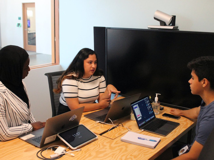 Quispe và nhóm của mình trở lại làm việc lúc 1 giờ và sau đó lập trình cho tới 5 hoặc 6 giờ “tuỳ vào khối lượng công việc”. Hai tuần một lần, nhóm sẽ thực hiện một cuộc họp . Ảnh: Business Insider