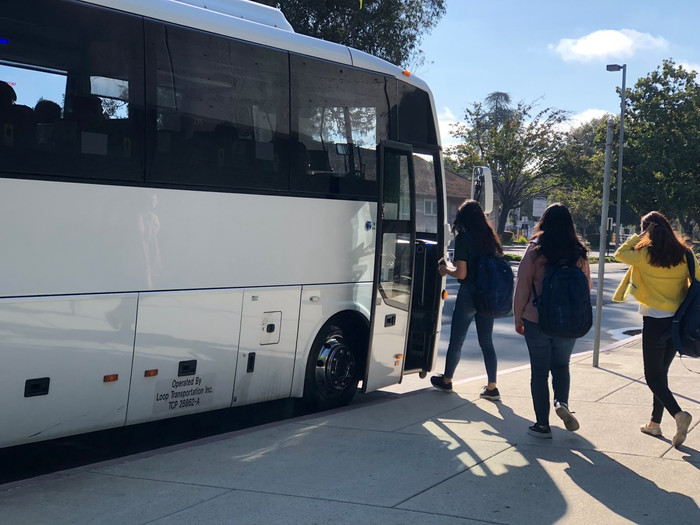 Một ngày của họ bắt đầu giống tất cả chúng ta: thức dậy. Họ ở trong các khu nhà được Facebook cấp miễn phí cho thực tập sinh và sau đó đi xe buýt miễn phí để đi đến trụ sở làm việc. Ảnh: Business Insider