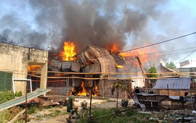 Xưởng chế biến gỗ ở Hà Nội cháy dữ dội, nhiều tài sản bị thiêu rụi Ảnh 2