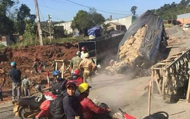 Xe tải tông sập cầu tạm rồi lao xuống suối ở Đắk Nông, tài xế bị thương nhẹ Ảnh 2