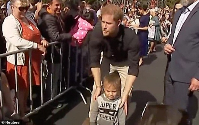 Hoàng tử Harry ghi điểm trong mắt người hâm mộ khi tìm cha mẹ cho cậu bé lạc giữa đám đông Ảnh 2