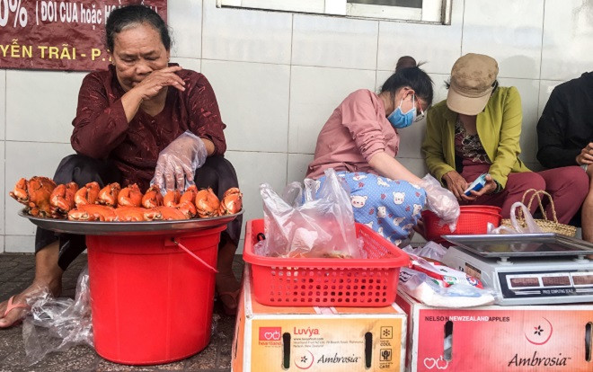 Sau 3 tháng nổi đình nổi đám, mâm cua tiền triệu của dì Ba Sài Gòn giờ đây chỉ còn lác đác khách ghé mua Ảnh 2