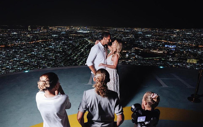 Huyền thoại M.U táo bạo cầu hôn người mẫu 9X trên nóc nhà chọc trời Ảnh 2