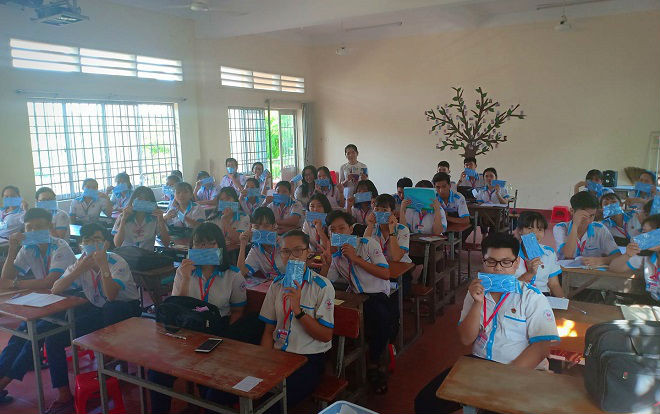 Giáo viên 'lớp người ta' khiến học trò hào hứng khi tự tay phát cho mỗi bạn một chiếc khẩu trang và dặn dò 'hãy nói không với khẩu nghiệp”. Ảnh 2