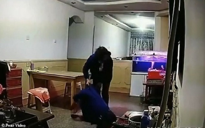 Kiểm tra camera an ninh, con trai sốc trước hành động của người giúp việc với cha mình Ảnh 2