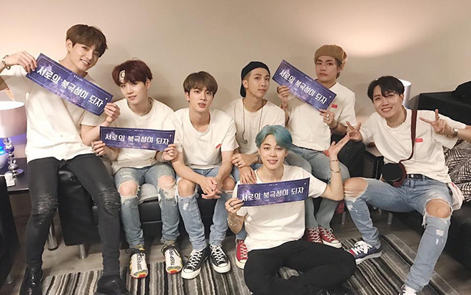 Câu chuyện cảm động đằng sau lá cờ lục sắc mang logo BTS Ảnh 2