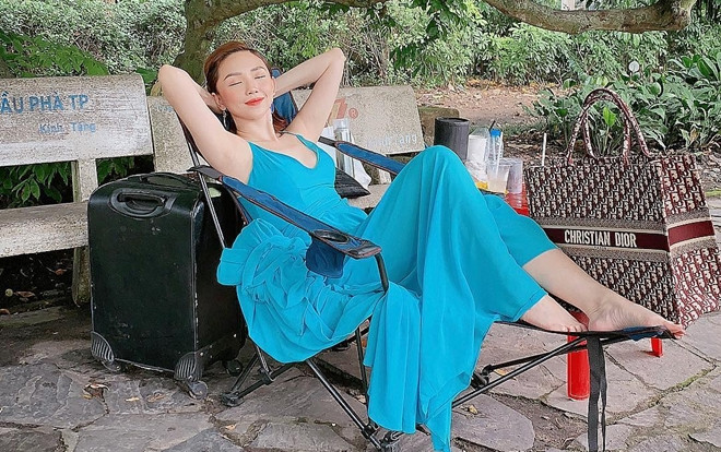 'Bái phục' tinh thần bất chấp của Tóc Tiên với ngày thứ 6 'sóng gió'… mặc quần trái ra phố Ảnh 2