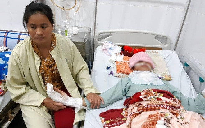 Vụ bé gái bị thiếu niên 13 tuổi cưỡng hiếp rồi dùng dao cứa cổ: Nạn nhân bị đứt đôi thành họng, rò mủ phải chuyển xuống Hà Nội phẫu thuật Ảnh 2