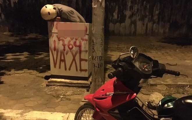 Câu chuyện đằng sau hình ảnh người đàn ông gục trên đường phố Hà Nội giữa đêm, chìa khóa vẫn cắm ở xe máy Ảnh 2