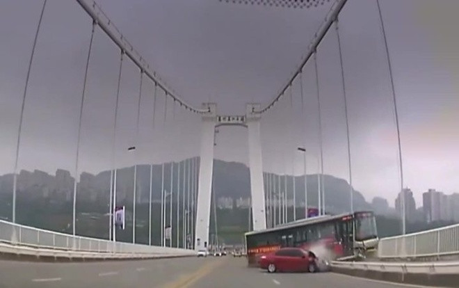 Tài xế đánh nhau với hành khách khiến xe buýt lao xuống sông làm 13 người chết Ảnh 2