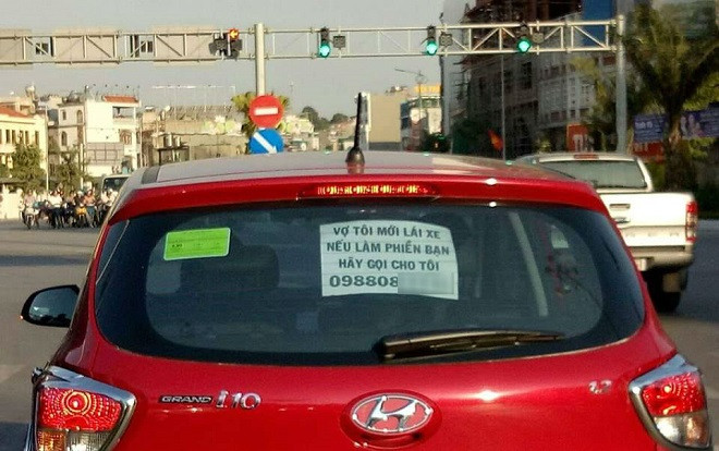 Dòng chữ 'vợ tôi mới lái xe, nếu có làm phiền bạn hãy gọi cho tôi' gây sốt mạng xã hội Ảnh 2