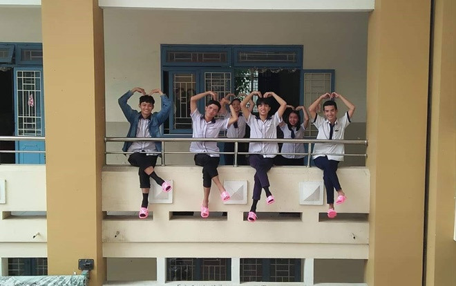 Chết cười với 'fashion styles' cực 'độc' ở trường học: Nam sinh diện quần và tất đen cùng dép màu Kitty Ảnh 2