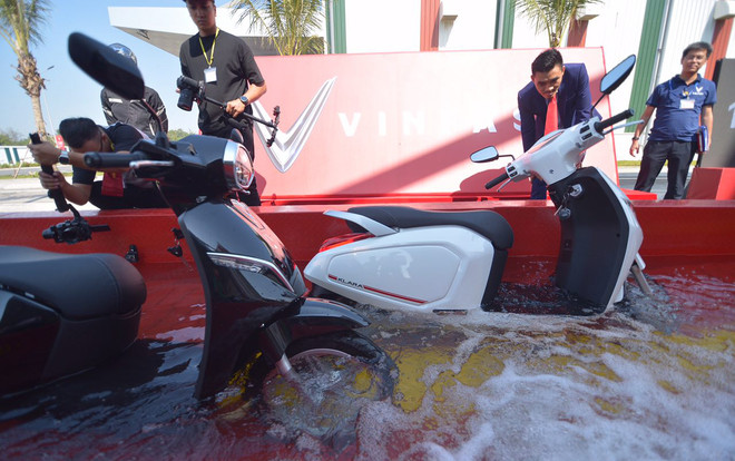 Xe máy điện VinFast Klara có thể lội dễ dàng trong nước sâu 0,5 mét Ảnh 2