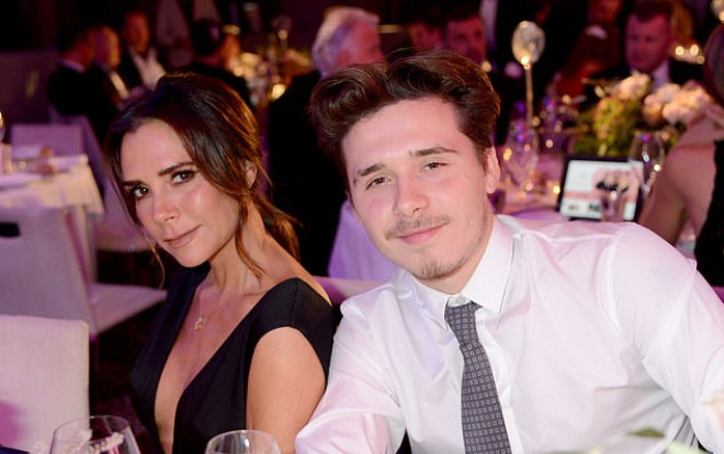 Sau tin bất hòa với chồng, Victoria Beckham xuất hiện gợi cảm bên cạnh con trai Ảnh 2