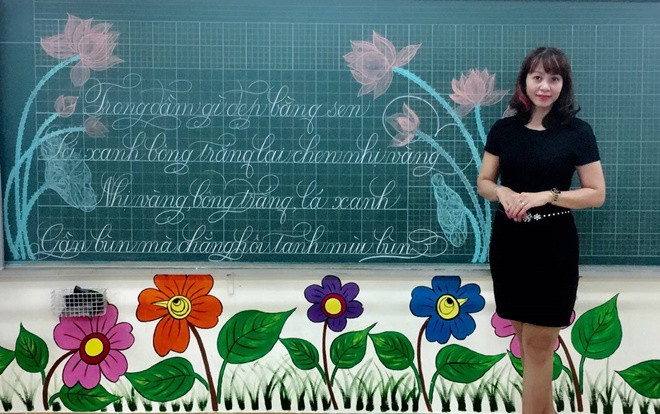 Sau 18 cô giáo viết chữ đẹp như vẽ tranh, xuất hiện thêm 1 giáo viên Hà Nội có nét bút 'rồng bay phượng múa' Ảnh 2