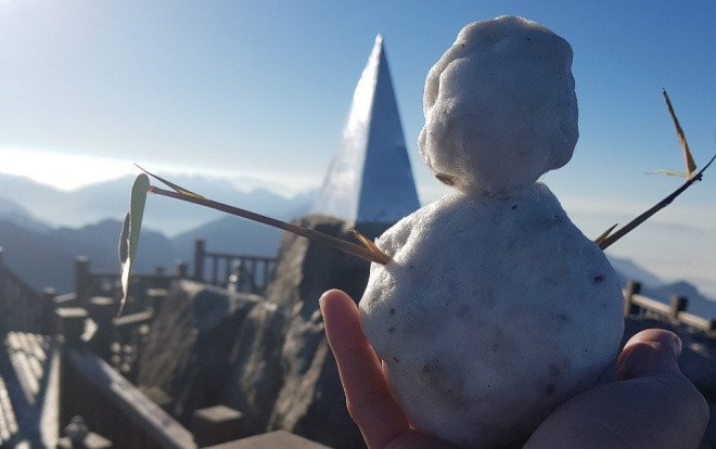 Nhiệt độ giảm sâu xuống 3 độ C, băng giá xuất hiện trên đỉnh Fansipan Ảnh 2