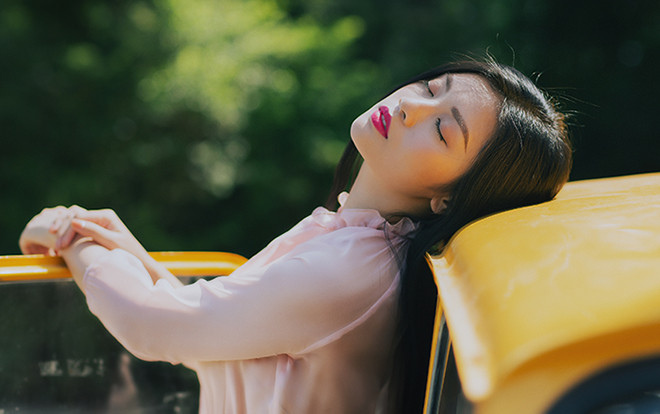 Thu Hằng gợi ý chọn váy tiểu thư tuyệt đẹp để chụp hình ảo diệu giữa nắng thu hanh vàng Ảnh 2