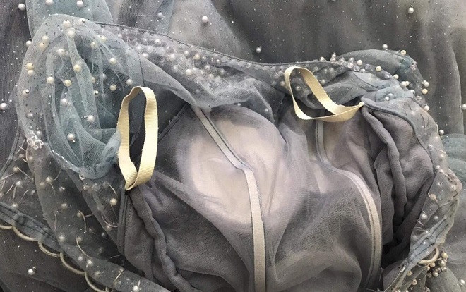 Mua váy cưới thanh lý được quảng cáo mới 95%, cô nàng tức điên người vì nhận hàng như mớ giẻ lau còn rách lỗ chỗ Ảnh 2