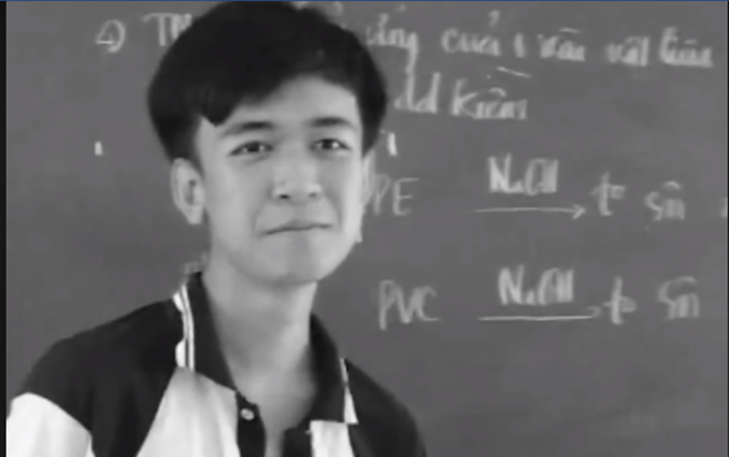 Đăng clip tặng quà nhưng bị cô giáo chê, gương mặt nam sinh đẹp trai 'gây bão' khắp các trang MXH Ảnh 2