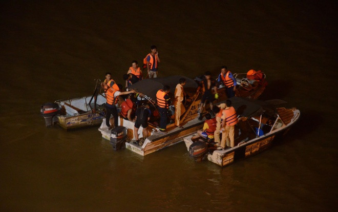 Hé lộ thông tin về chiếc xe ô tô tông đổ lan can cầu Chương Dương lao xuống sông Hồng Ảnh 2