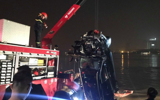 Vụ xe Mercedes lao xuống sông Hồng: Cận cảnh hiện trường trục với và đưa thi thể rời khỏi hiện trường Ảnh 2