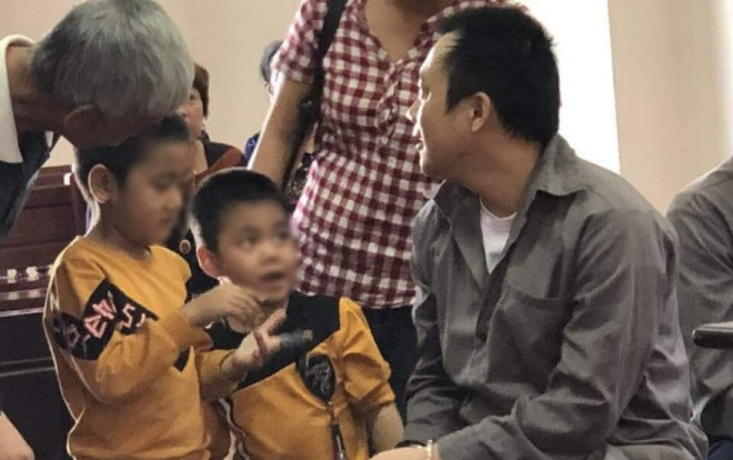 Giây phút đoàn tụ ngắn ngủi của hai đứa trẻ gặp bố trong phiên toà vụ container đâm Innova lùi ở Thái Nguyên sau 2 năm xa cách Ảnh 2