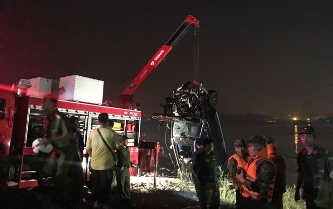 Thông tin bất ngờ vụ ô tô Mercedes lao xuống sông Hồng: Cả hai nạn nhân đều là nữ Ảnh 2