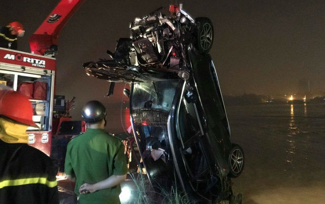 Clip hiện trường xe Mercsdes bất ngờ mất lái đâm bay thành cầu Chương Dương lao xuống sông Hồng Ảnh 2