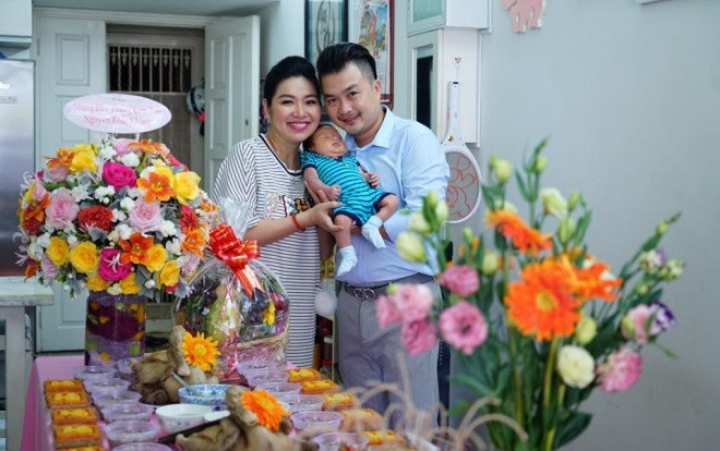 Lê Khánh khoe nhan sắc tươi tắn cùng với quý tử nhân dịp đầy tháng Ảnh 2