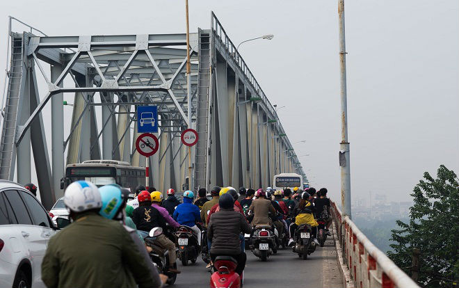 Vụ xe Mercedes lao xuống sông Hồng: Lan can thành cầu quá yếu, chỉ lệch tay lái nhẹ là rơi xuống sông Ảnh 2