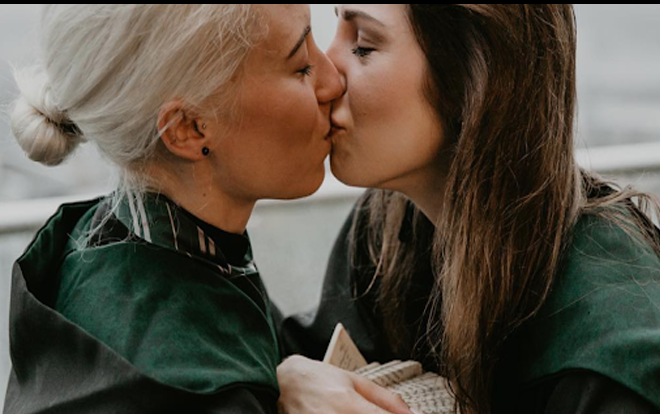 Màn cầu hôn theo phong cách Hogwarts của hai cô nàng Potterhead cực kì lãng mạn Ảnh 2