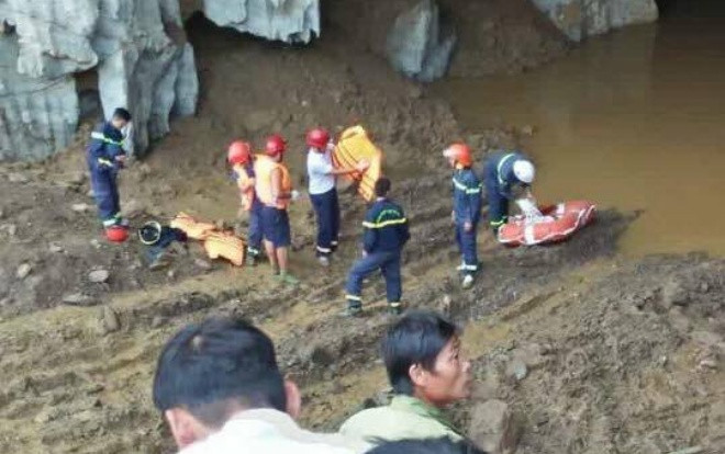 Hơn 100 người trắng đêm tìm kiếm 2 thanh niên mắc kẹt khi khai thác vàng trái phép ở Hoà Bình Ảnh 2