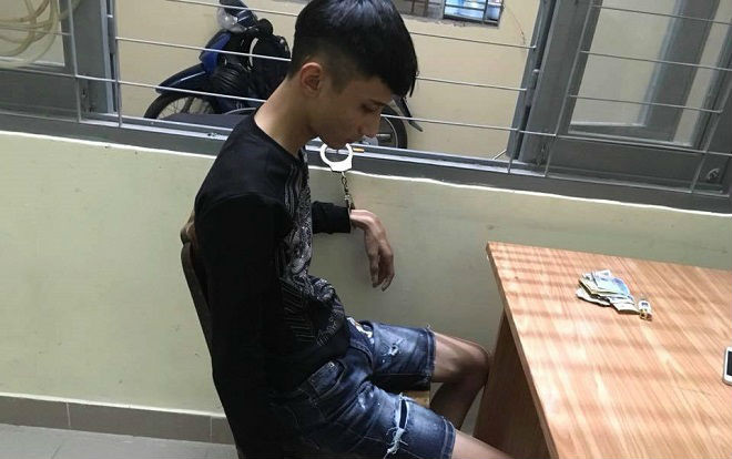 Thanh niên truy bắt, khống chế 2 tên cướp 15 tuổi trên đường phố Sài Gòn Ảnh 2