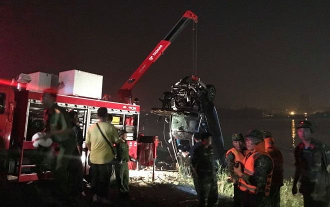 Vụ xe Mercedes lao xuống sông Hồng: Phát hiện chứng minh nhân dân của một người đàn ông thời điểm xe gặp nạn Ảnh 2